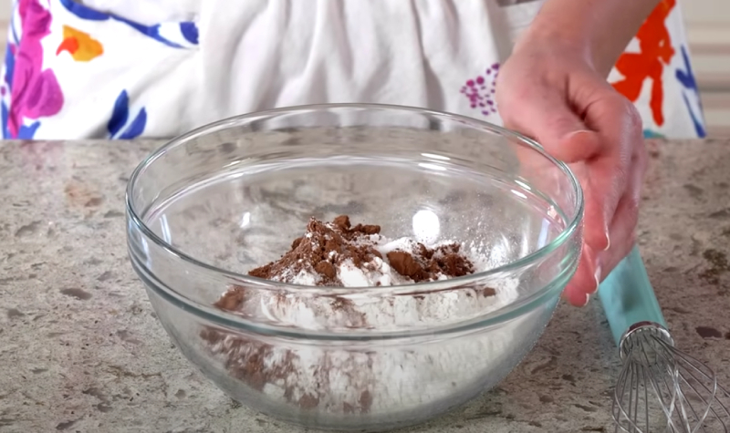 Công đoạn trộn bột làm phần cốt bánh