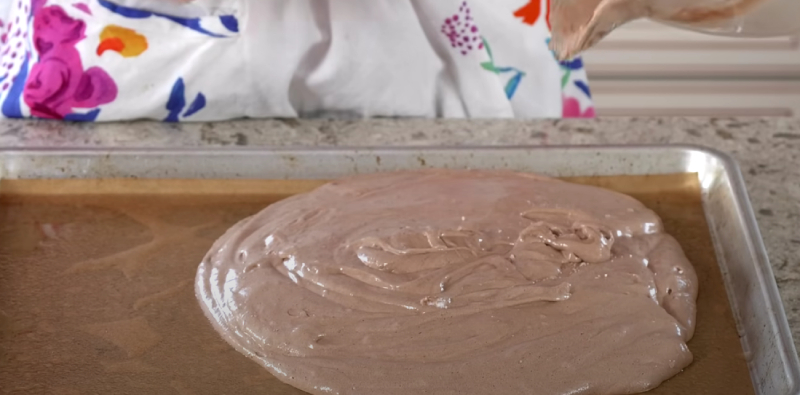 Cho bột ra khay và nướng bánh