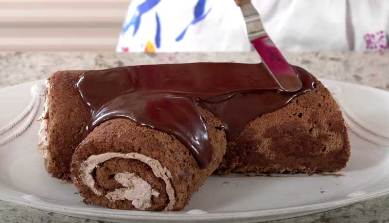 Dùng phần kem sô cô la phủ lên bánh
