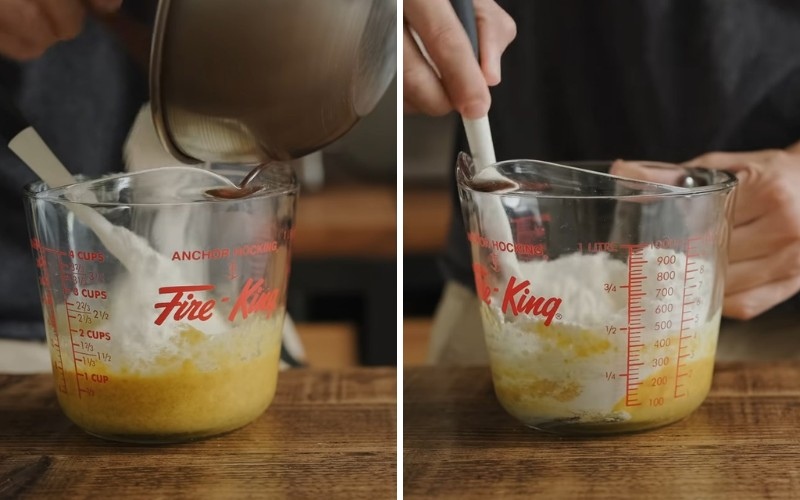 Trộn bột vào hỗn hợp cam để làm bánh