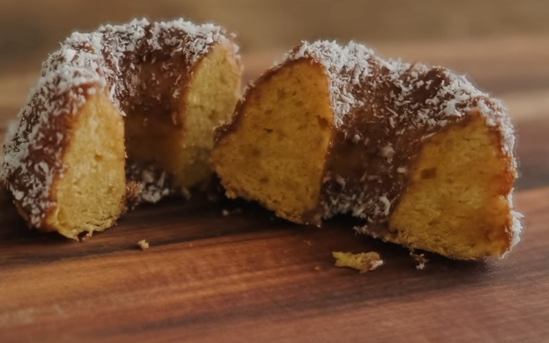 Thành phẩm Bánh Lamington hương cơm được chia đôi