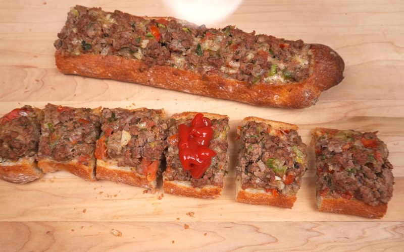 Thành phẩm món bánh mì thịt bò bằm phô mai