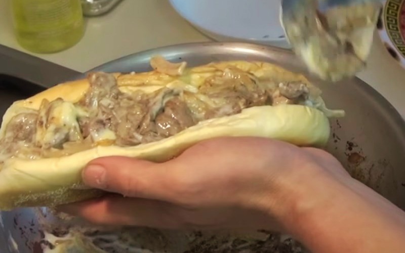 Cho nhân vừa chế biến vào bánh mì