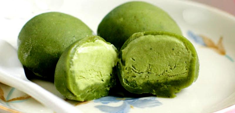 Hoàn thành món bánh mochi nhân kem trà xanh dẻo mềm