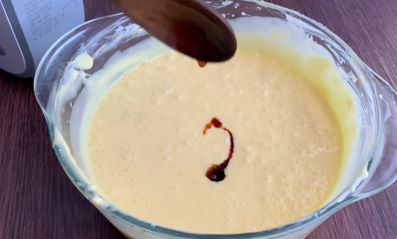 Kết hợp các nguyên liệu làm bánh kem phô mai cháy