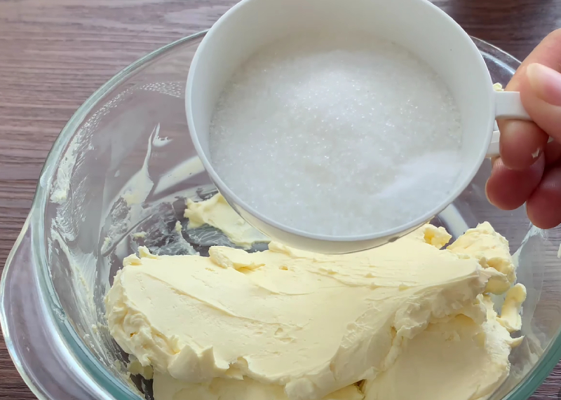 Công đoạn đánh mịn phô mai và đường