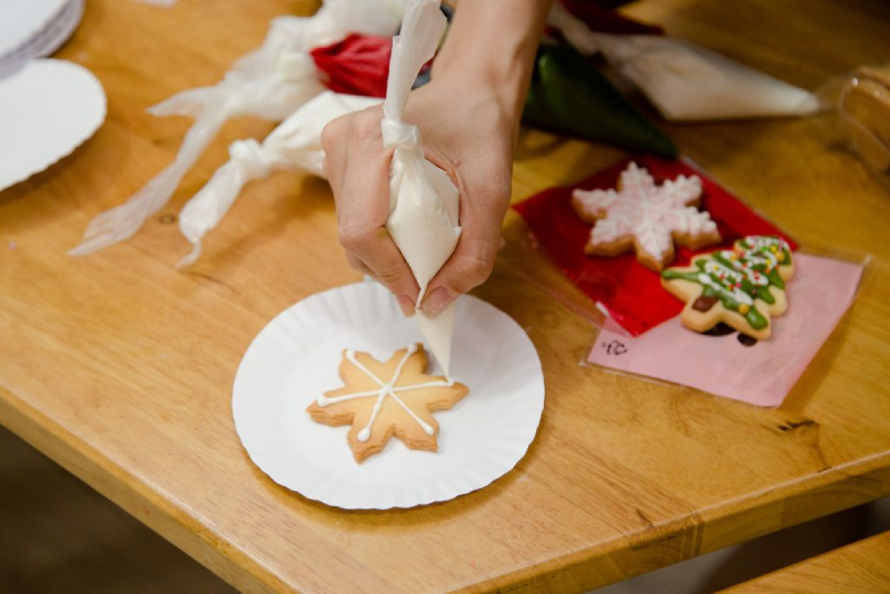 Làm kem trang trí cho bánh quy gừng