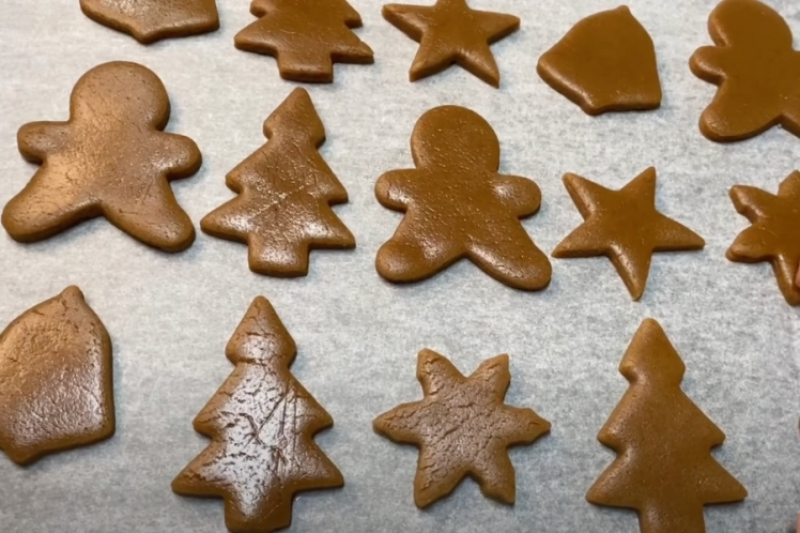 Tạo hình bánh quy gừng và nướng