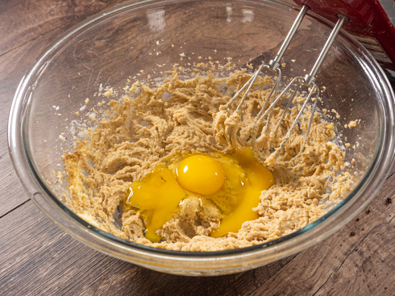 Trộn hỗn hợp bột với trứng