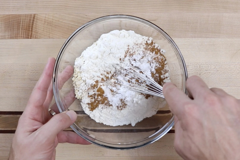 Kết hợp hai phần bột và trộn đều