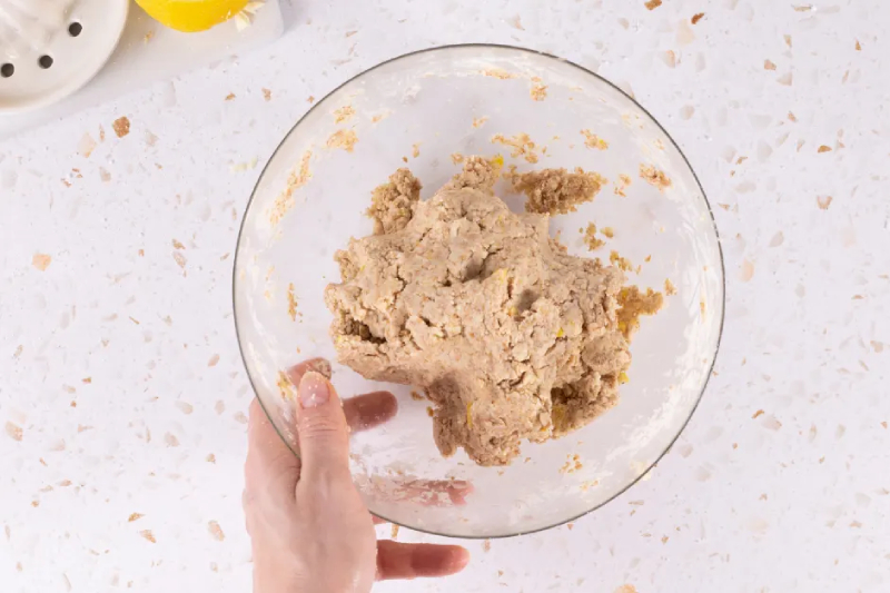 Nhào phần bột đã chuẩn bị