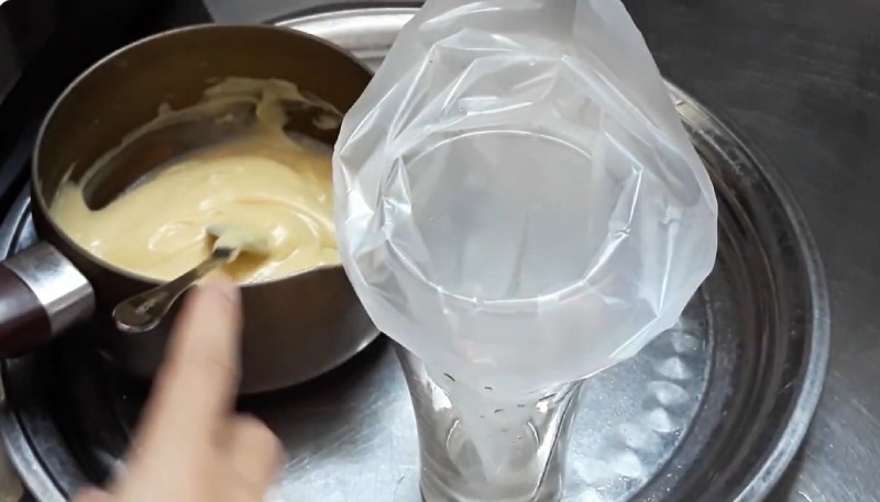 Công đoạn làm phần nhân kem