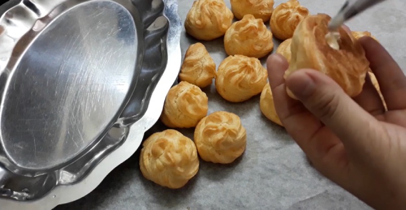  Nặn kem vào bên trong từng chiếc vỏ bánh