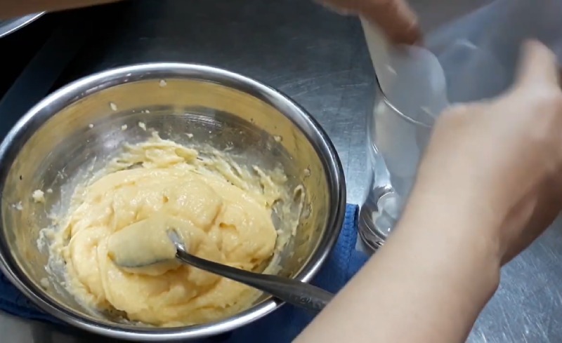 Để bột vào túi bắt kem (hoặc túi nilon cắt đầu)