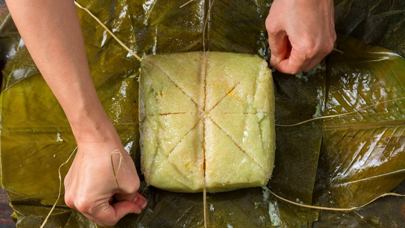 Bánh chưng được mở lá và cắt sẵn từng phần bằng dây lạt