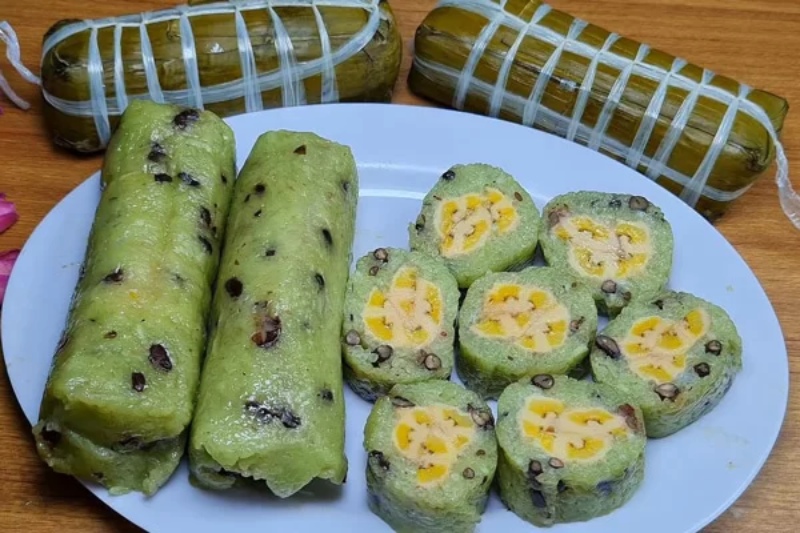 bánh tét chuối sứ cắt ra dĩa