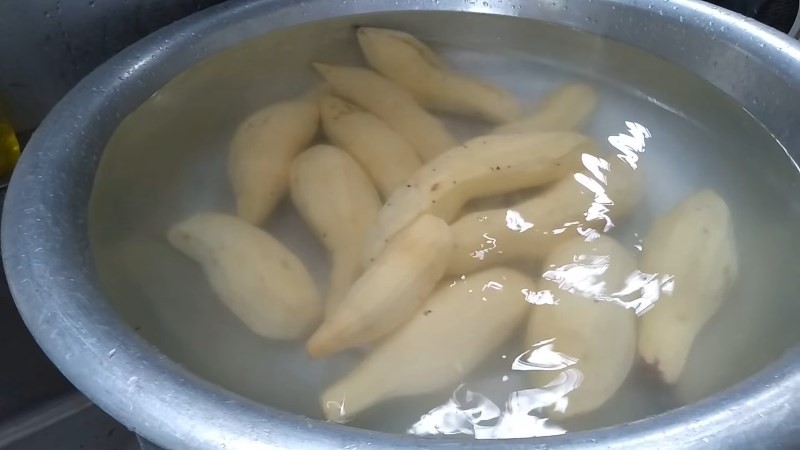 Rửa sạch, gọt vỏ khoai lang và cắt lát dày 2cm