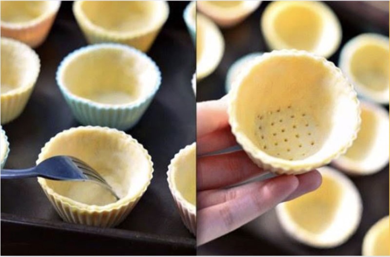 Dùng nĩa tạo lỗ thoát khí trên vỏ bánh