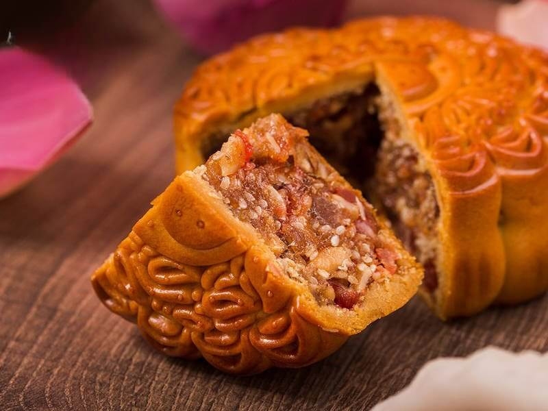 Bánh trung thu nhân hạt thập cắt miếng