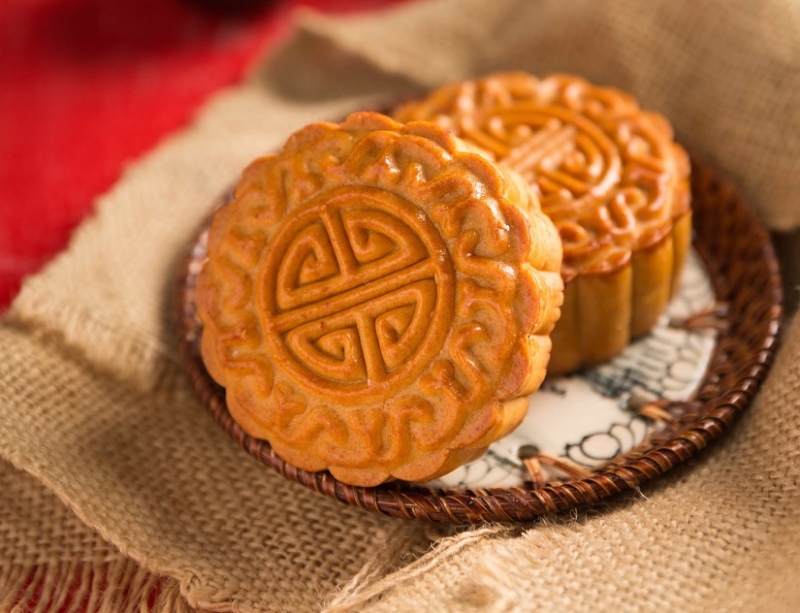 Bánh Trung thu nướng chín vàng đặt trên đĩa