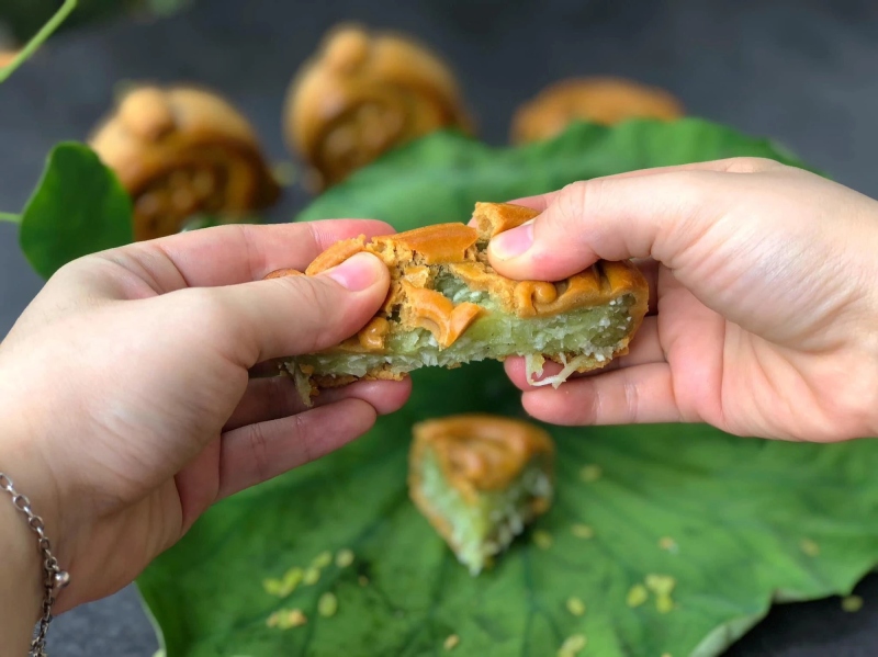Bánh Trung thu cốm dừa được bẻ đôi, lớp nhân cốm xanh dẻo