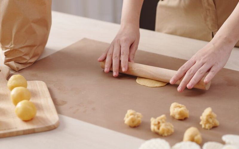 Cán bột và chia thành từng phần
