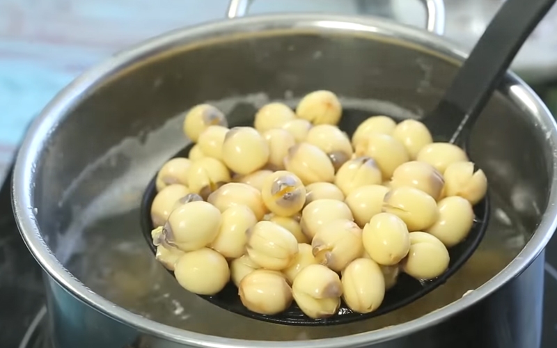 Luộc hạt sen làm nhân bánh Trung thu con heo