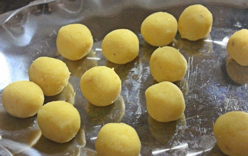 Vo tròn nhân bánh Trung thu từ đậu xanh thành từng viên đều nhau