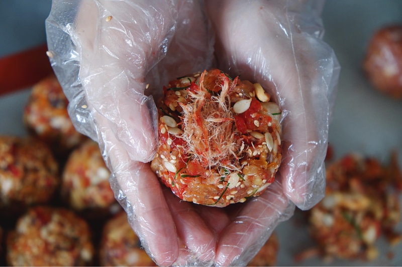 Vo viên nhân mặn bánh Trung thu dẻo với chà bông, hạt
