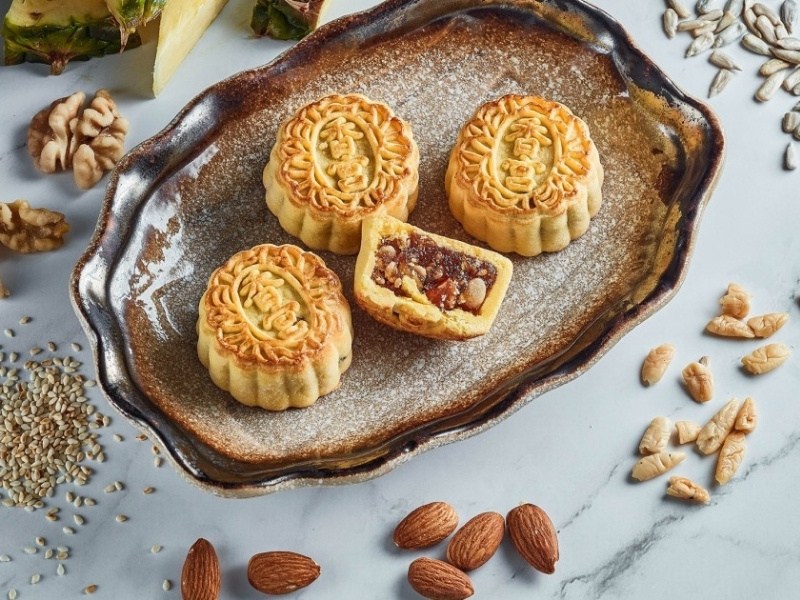 Bánh Trung thu không đường nhân thập cẩm bày trên đĩa