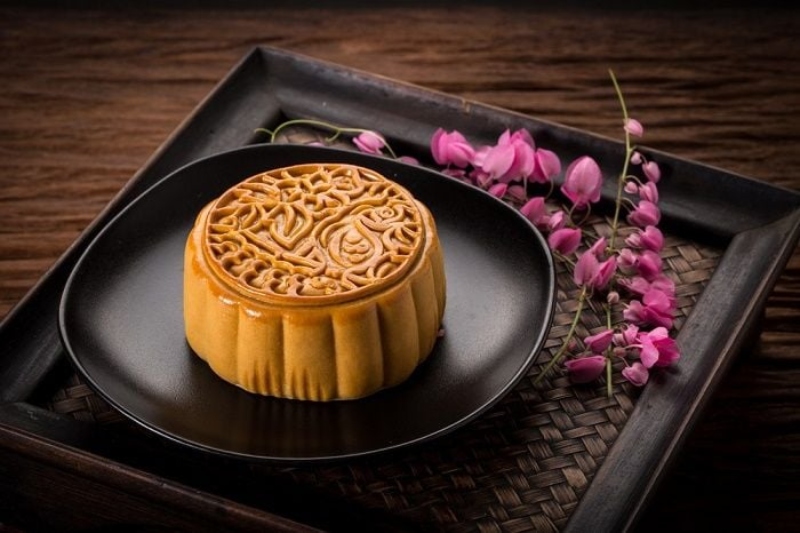 Bánh Trung thu vàng óng được bày trí trên đĩa