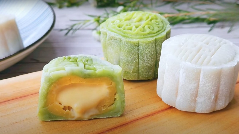 Bánh Trung thu dẻo lava với nhân chảy hấp dẫn