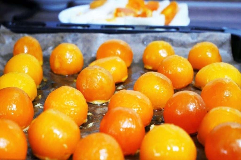 Lòng đỏ trứng muối được nướng chín vàng óng