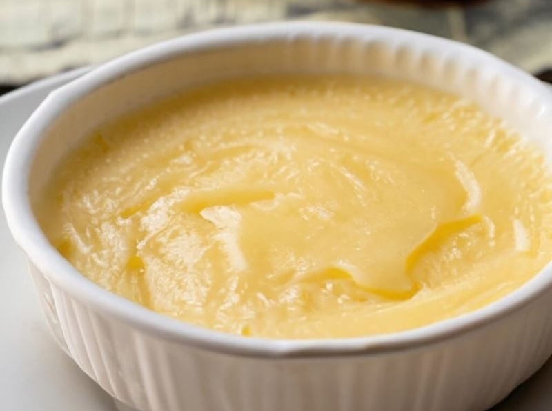 Nhân custard sữa trứng mịn béo đựng trong tô sứ trắng