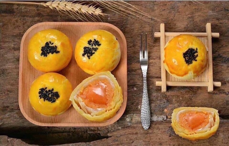 Bánh Trung thu lava nhân trứng muối nướng vàng rắc mè đen