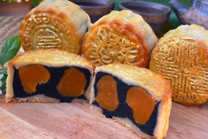 Bánh Trung thu mè đen nhân trứng muối vàng óng