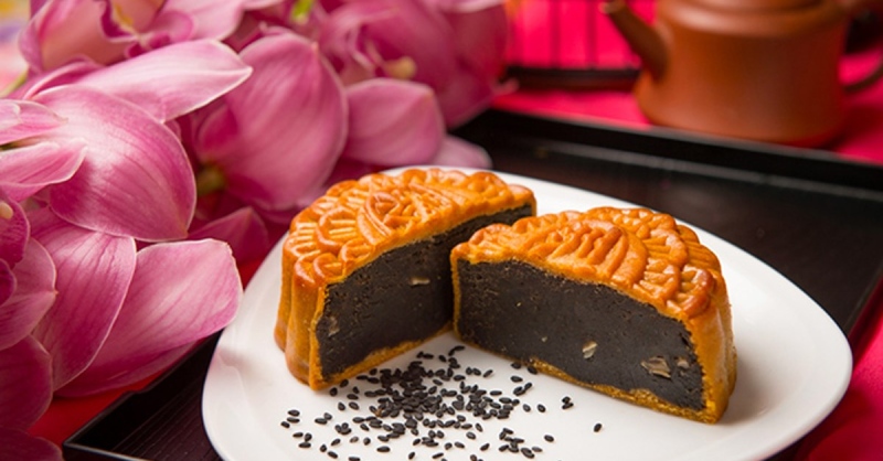 Bánh Trung thu nhân mè đen thơm bùi truyền thống