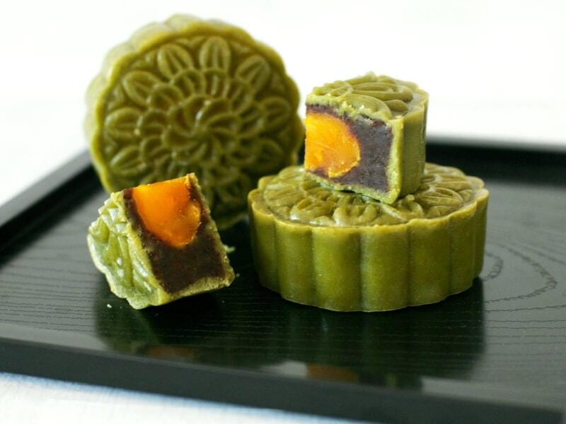 Bánh Trung thu matcha nhân mè đen trứng muối có màu xanh đẹp mắt