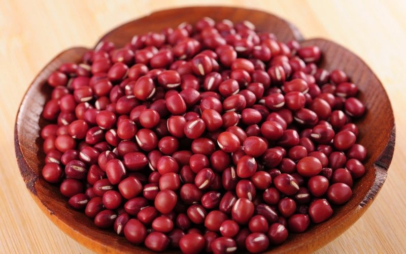 Hạt có màu đỏ sẫm, bề mặt sáng bóng và đều màu.