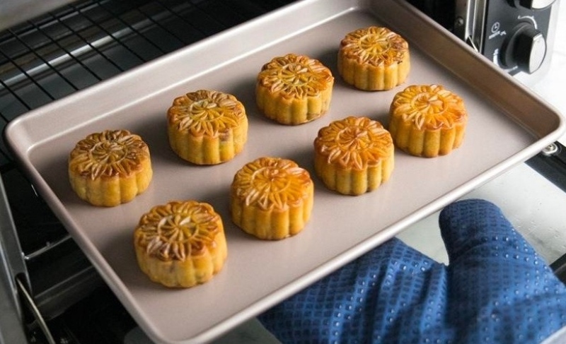 Bánh Trung thu nướng vàng giòn trên khay lò nướng