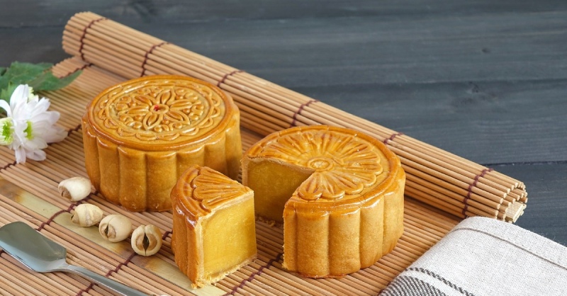 Bánh Trung thu nhân đậu xanh truyền thống với lớp vỏ vàng nâu bóng đẹp
