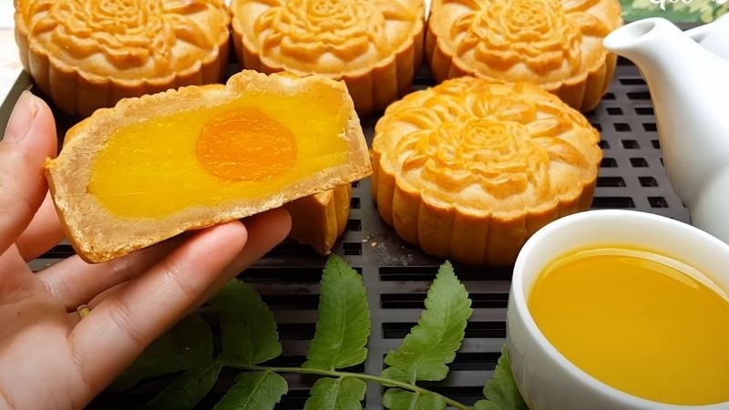 Bánh Trung thu nhân đậu xanh trứng muối cắt đôi với lớp nhân mịn