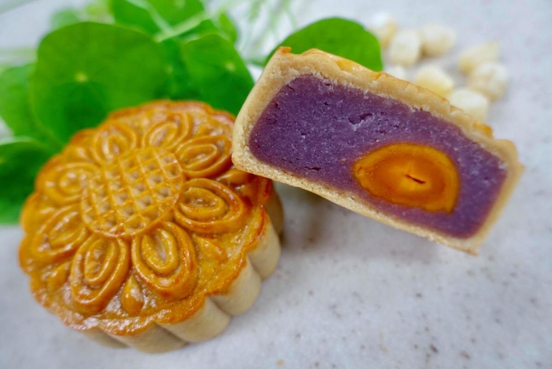 Bánh Trung thu nhân khoai môn trứng muối