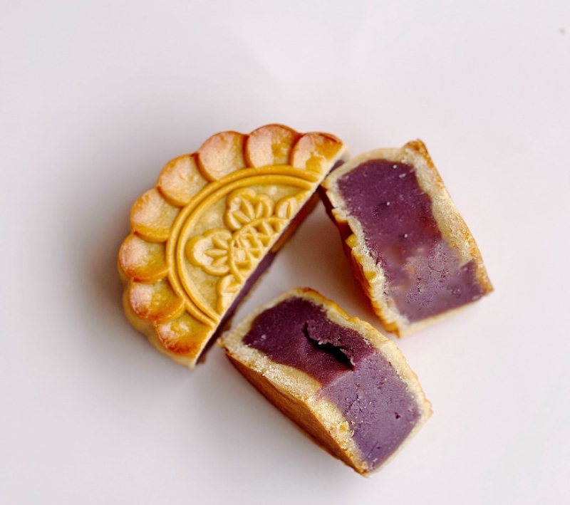 Bánh Trung thu nhân khoai môn cắt miếng nhỏ