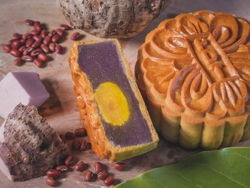 Bánh Trung thu khoai môn thêm trứng muối vàng óng