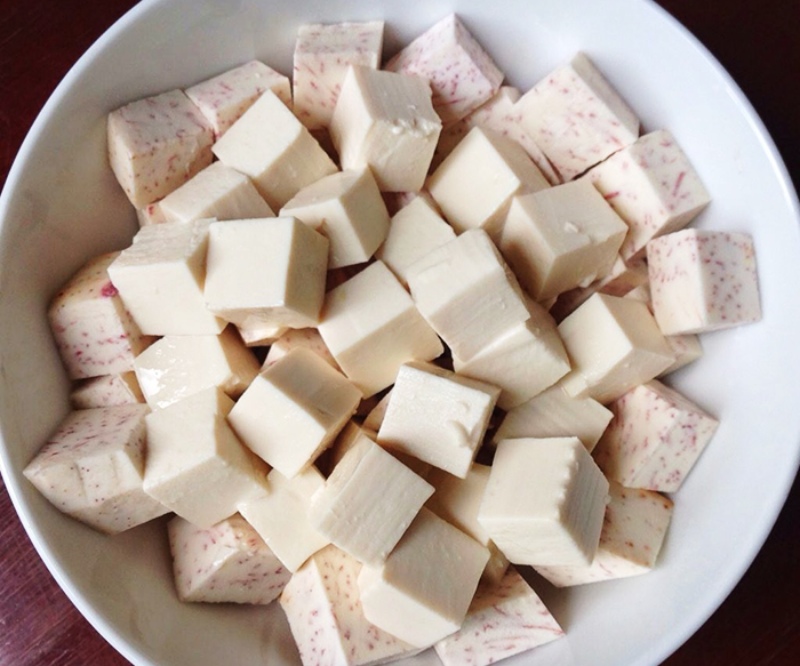 Khoai môn tươi cắt miếng vuông