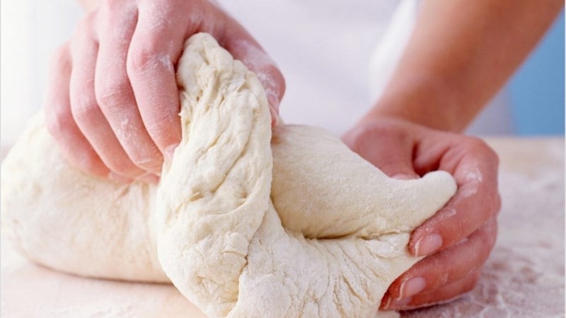 Nhào bột làm bánh Trung thu tại nhà, bước quan trọng giúp bột mịn dẻo trước khi tạo hình