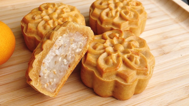 Bánh Trung thu nhân dừa thơm béo, vỏ vàng giòn rụm