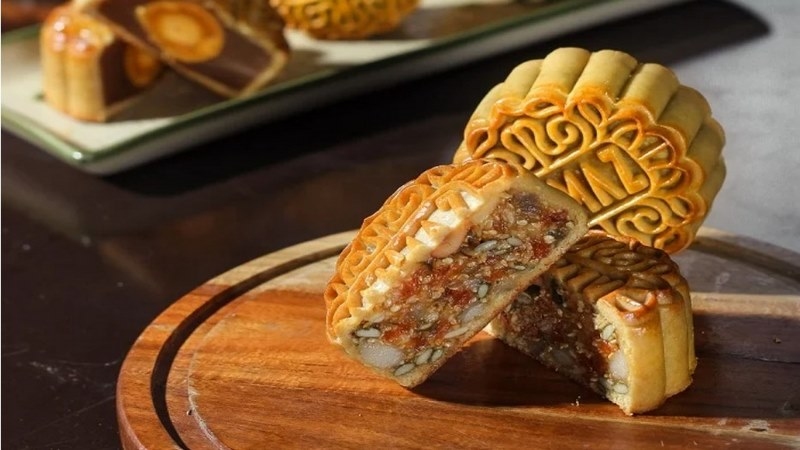 Bánh trung thu nhân thập cẩm gà quay sau khi nướng 