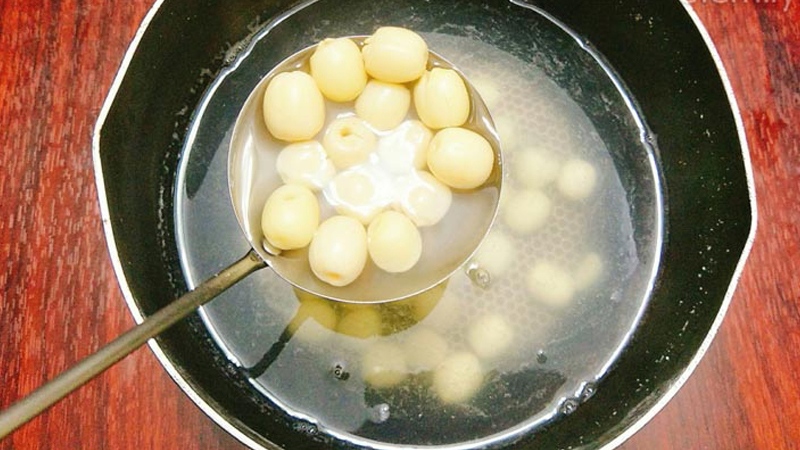 Luộc hạt sen làm nhân bánh Trung thu tiramisu